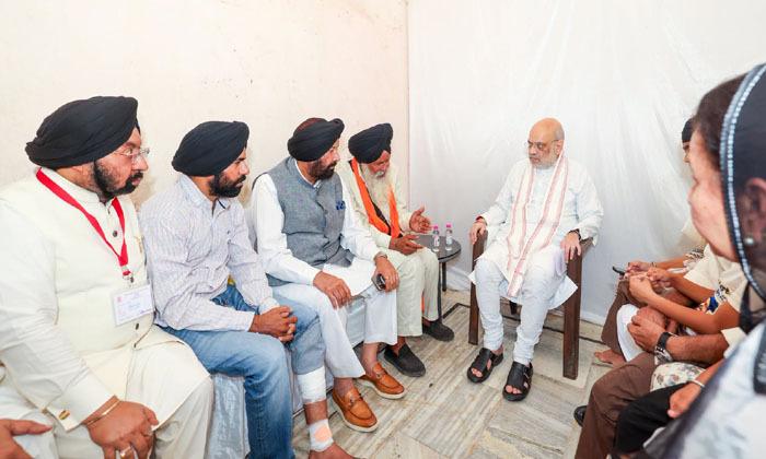 amit-shah-meets-families-of-three-victims-in-punjab-assures-justice