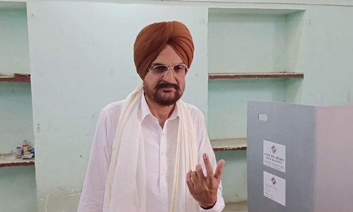 lok-sabha-elections-2024-sidhu-moosewalas-father-balkaur-singh-cast-his-vote-in-his-native-village-musa