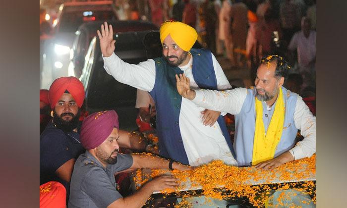 chief-minister-bhagwant-mann-held-a-road-show-in-favor-of-pawan-kumar-tinu