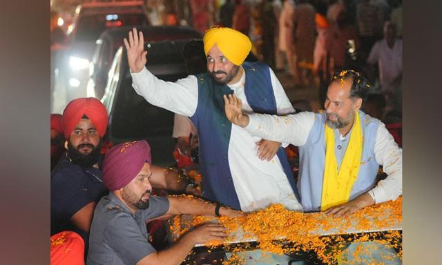 Chief Minister Bhagwant Mann held a road show in favor of Pawan Kumar Tinu - https://cdn.connectfm.ca/bhagwant-maan_2024-05-23-201039_qwuq.jpg