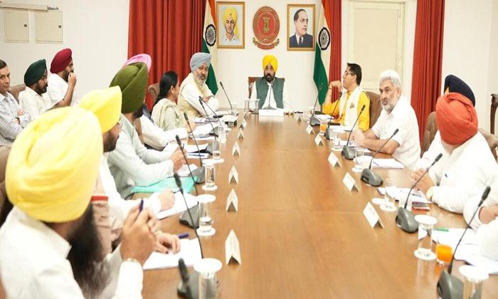 chief-minister-bhagwant-mann-held-a-meeting-with-farmers-at-punjab-bhavan