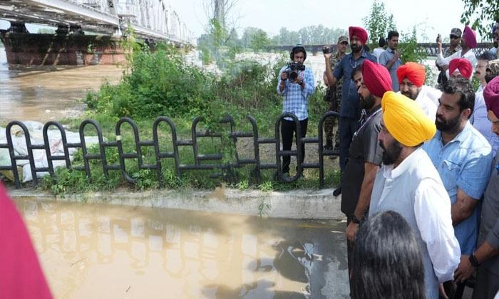 chief-minister-mann-reviews-the-rising-water-level-in-the-beas-river