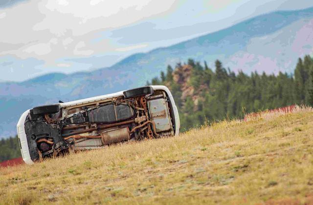 Fatality inquiry for Columbia Icefield bus rollover to be held in  June - https://cdn.connectfm.ca/bus-accident.jpg