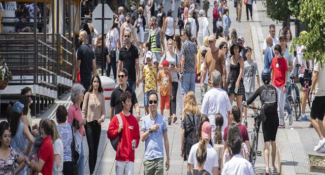 Canada's population grew to top 41 million in the first quarter: StatCan - https://cdn.connectfm.ca/canada-population.jpg