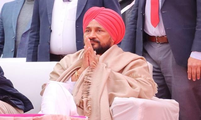 Congress leaders brought a special cake for former Chief Minister Charanjit Channi, written - 'Sada Channi Jalandhar' - https://cdn.connectfm.ca/channi_2024-04-02-192523_gmwp.jpg