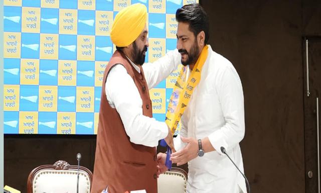 Dalvir Singh Goldy joined Aam Aadmi Party - https://cdn.connectfm.ca/dalvir-aap.jpg