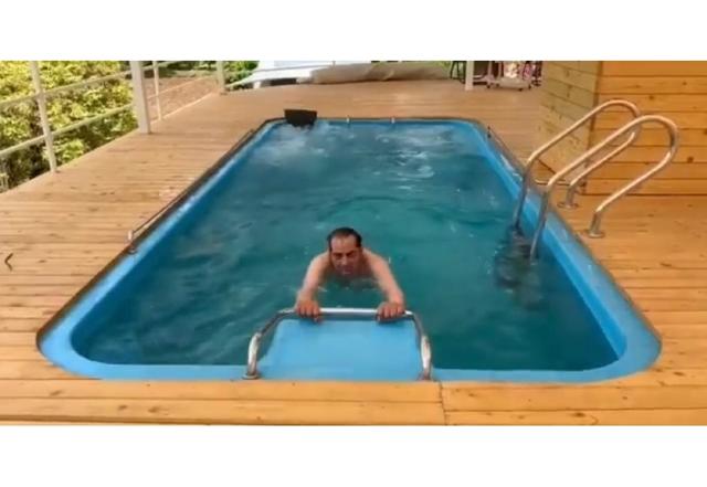 Dharmendra takes to water aerobics - https://cdn.connectfm.ca/dharmendra_210607_142807.jpg