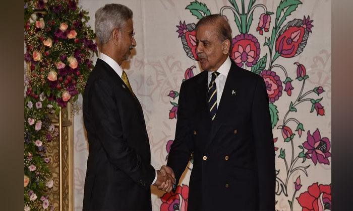 s-jaishankar-shehbaz-sharif-shake-hands-exchange-greetings-in-pakistan