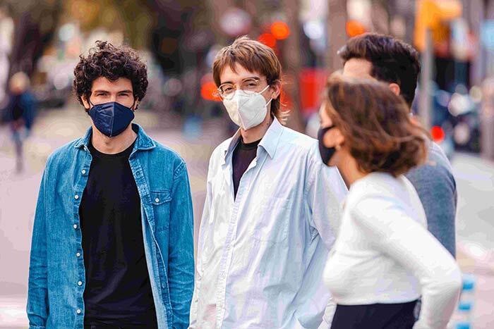 spain-makes-face-masks-mandatory-in-hospitals-and-clinics-after-a-spike-in-respiratory-illnesses