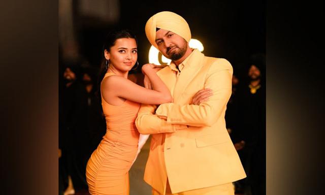 Tejasswi in a Punjabi video - https://cdn.connectfm.ca/gippy-grewal-tejswi.jpg