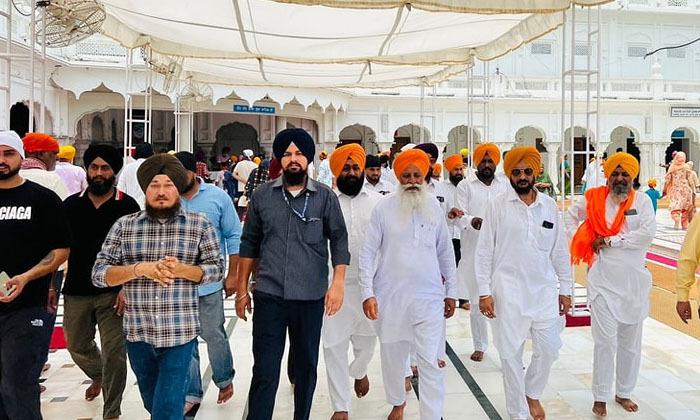 gurnam-singh-chaduni-paid-obeisance-at-sachkhand-sri-harimandar-sahib