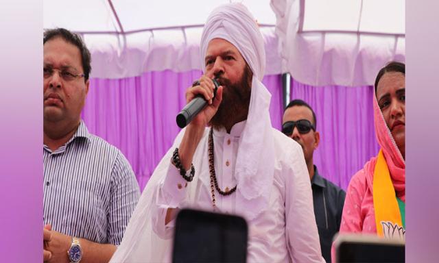 The emotional Hansraj Hans said, "If you take revenge on me, I will come alone." - https://cdn.connectfm.ca/hans-raj-hans_2024-05-24-201114_vyhf.jpg