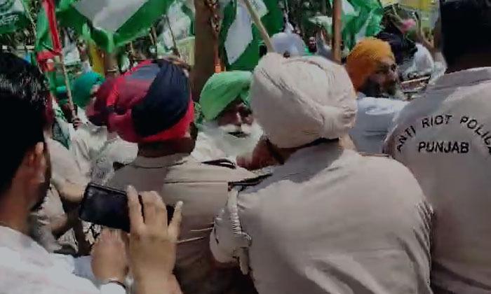 farmers-protested-in-faridkot-by-showing-black-flags-to-hansraj-hans