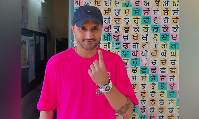 Harbhajan Singh Bhajji cast his vote in Jalandhar - https://cdn.connectfm.ca/harbhajan-singh-bhajji.jpg