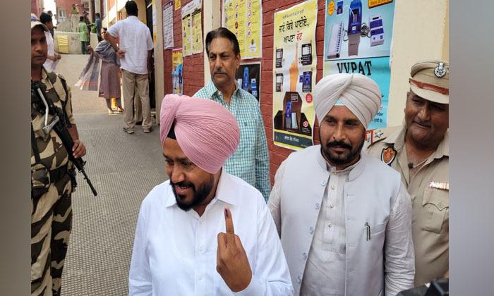 actor-karamjit-anmol-cast-his-vote-in-mohali
