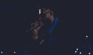 karan-aujla-gets-angry-at-fan-during-australia-concert