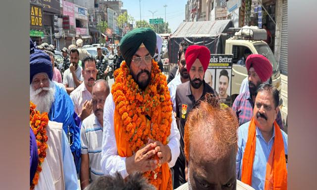 AAP candidate Kuldeep Singh Dhaliwal campaigning in Amritsar was surrounded by farmers - https://cdn.connectfm.ca/kuldeep-singh-dhaliwal.jpg