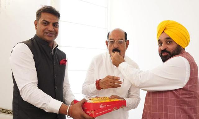 AAP MLA Mahinder Bhagat was administered oath by the Assembly Speaker - https://cdn.connectfm.ca/mohinder-bhagat_2024-07-17-184507_qfdz.jpg