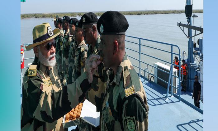 pm-modi-celebrates-diwali-with-troops-at-kutch