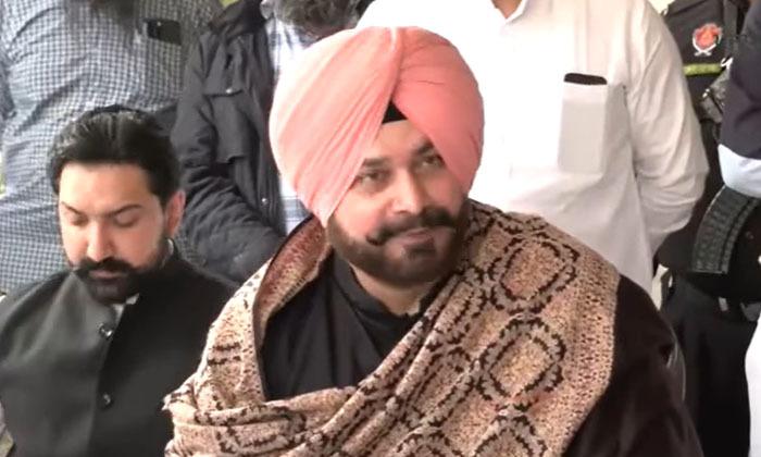 major-action-against-navjot-sidhu-of-congress-dimpa-put-in-charge-of-amritsar-east-constituency