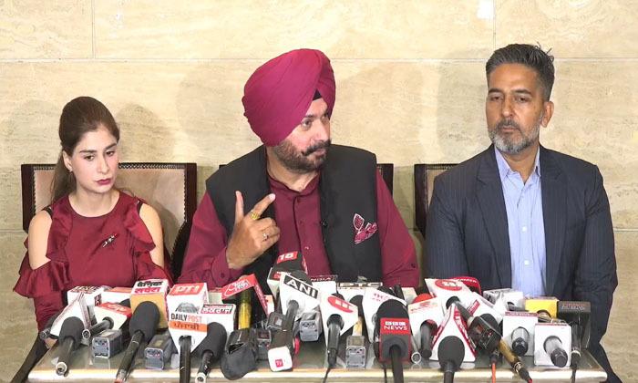 after-cricket-and-politics-navjot-sidhu-will-now-play-youtube-innings