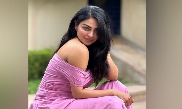 Neeru Bajwa deletes promotional content of Sardaar ji 3 from her account - https://cdn.connectfm.ca/neerubajwa.jpg