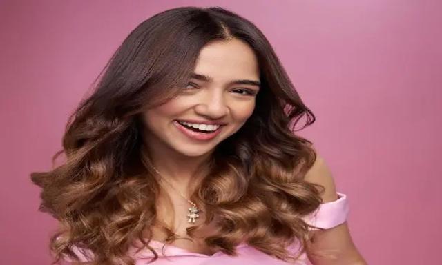 Ahsaas Channa draws attention at Mumbai Bollywood event - https://cdn.connectfm.ca/pink.jpg