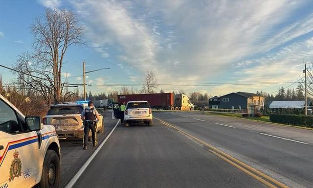 Langley RCMP probe collision between semi-truck and motorcycle on Highway 10 - https://cdn.connectfm.ca/police_2026-01-21-164914_pxtz.jpg