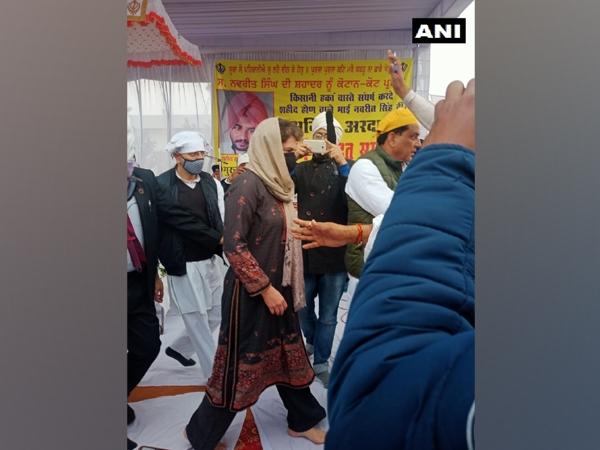 priyanka-gandhi-meets-family-of-farmer-who-died-during-tractor-rally-violence