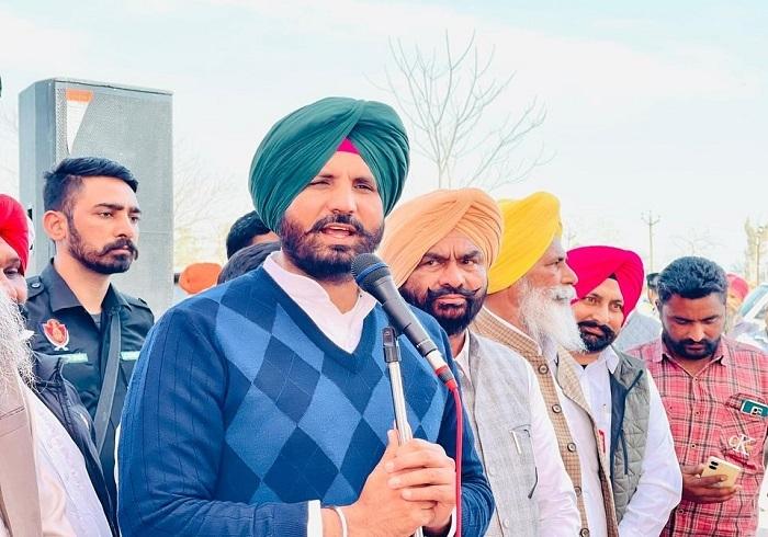 farmers-rescue-tractor-march-taken-out-by-congress-in-favor-of-kisan-andolan