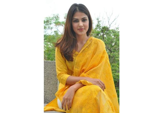 Rhea Chakraborty gets trolled for her latest post on 'suffering' - https://cdn.connectfm.ca/rhea_210529_161741.jpg