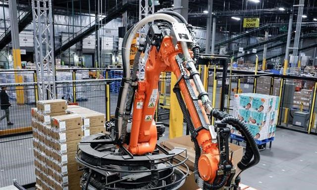 Walmart Canada outfitting warehouses with robots - https://cdn.connectfm.ca/robot.jpg