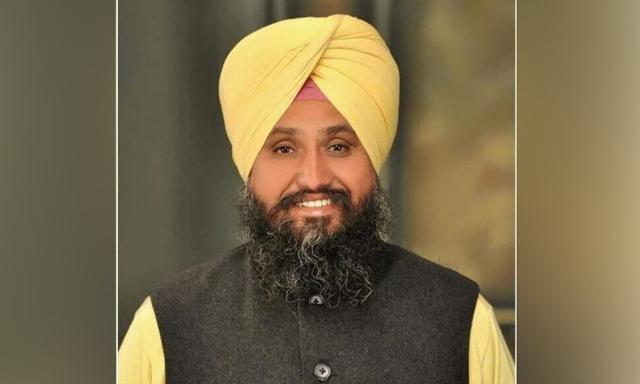 Video of MLA campaigning in favor of Laljit Bhullar went viral - https://cdn.connectfm.ca/sarwan-singh.jpg