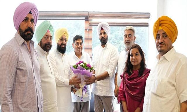 Former cabinet minister Sunder Sham Arora has rejoined the Congress - https://cdn.connectfm.ca/sham-sunder-arora.jpg