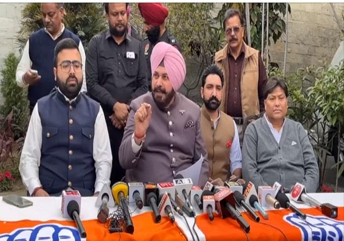 navjot-singh-sidhu-held-a-press-conference-and-made-big-accusations-against-the-chief-minister