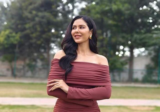 Click with Sonam! - https://cdn.connectfm.ca/sonam-bajwa_2024-01-11-164232_cvuf.jpg