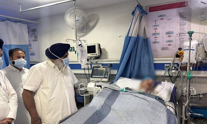 sukhbir-singh-badal-visits-actress-tanias-father