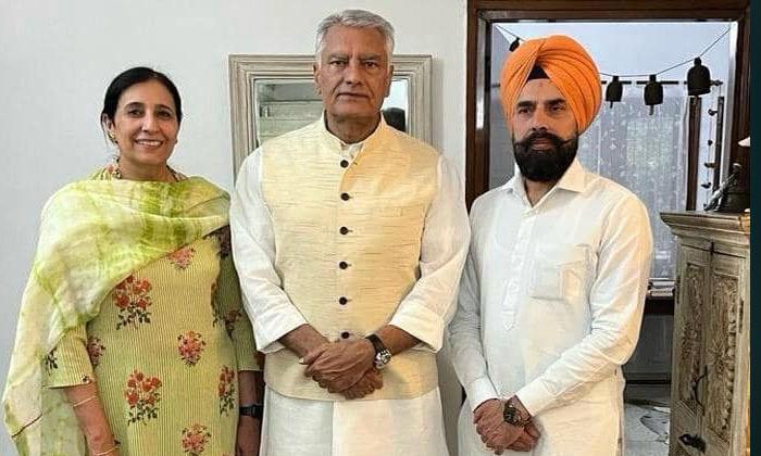 ias-officer-and-relative-of-senior-akali-leader-joins-bjp