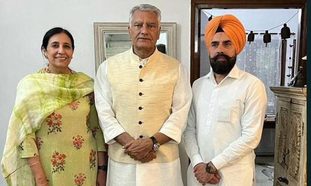 IAS officer and relative of senior Akali leader joins BJP - https://cdn.connectfm.ca/sunil-jakhar_2024-04-11-134823_xzor.jpg
