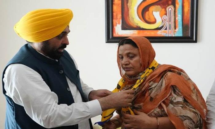 akali-dal-candidate-surjit-kaur-joined-aap