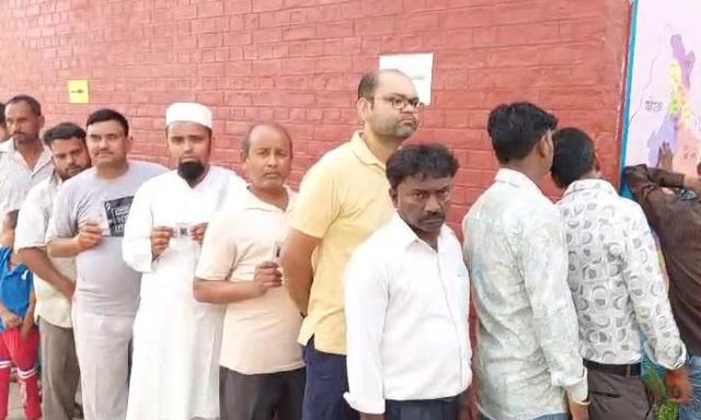 EVM at 5 booths in Himachal Pradesh. Machines broken, voters forced to return home - https://cdn.connectfm.ca/voter-copy.jpg