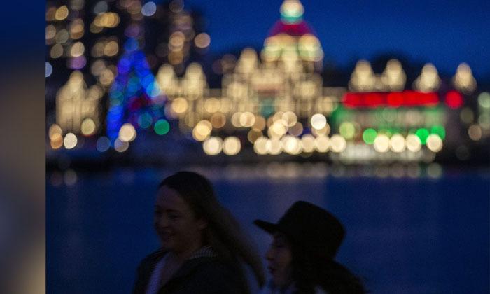 police-first-responders-scramble-to-help-woman-give-birth-on-victoria-waterfront