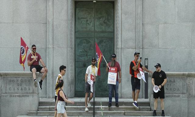 Canada Labour Board again orders Bank of Canada to stop using replacement workers during security officers' strike - https://cdn.connectfm.ca/worker.jpg