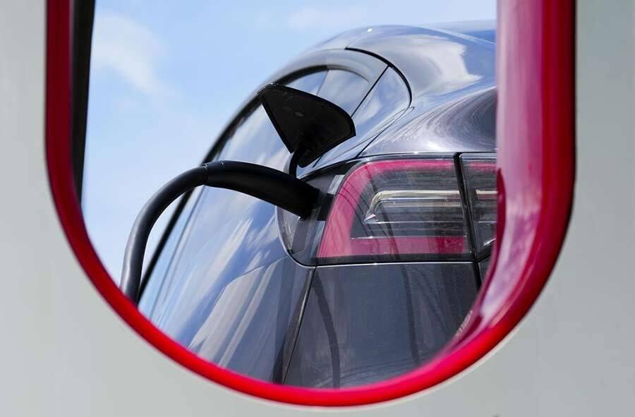 the-end-of-the-road-is-coming-for-gas-powered-vehicles-in-canada