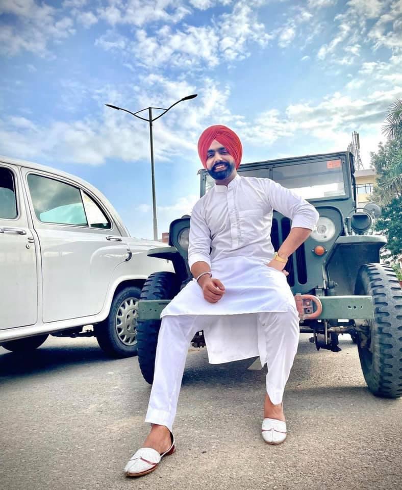 girl-allegedly-throws-a-piece-of-lingerie-on-stage-during-ammy-virks-live-show