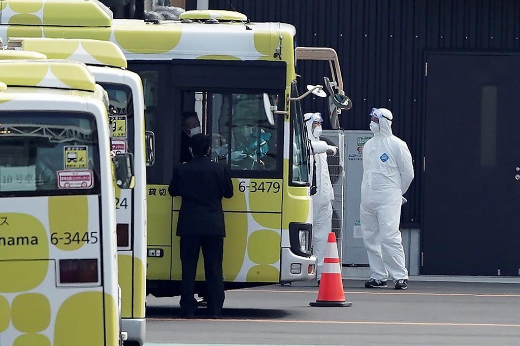 passengers-begin-leaving-after-ships-virus-quarantine-ends