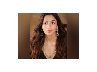 alia-bhatt-felicitated-with-smita-patil-memorial-award-for-best-actor