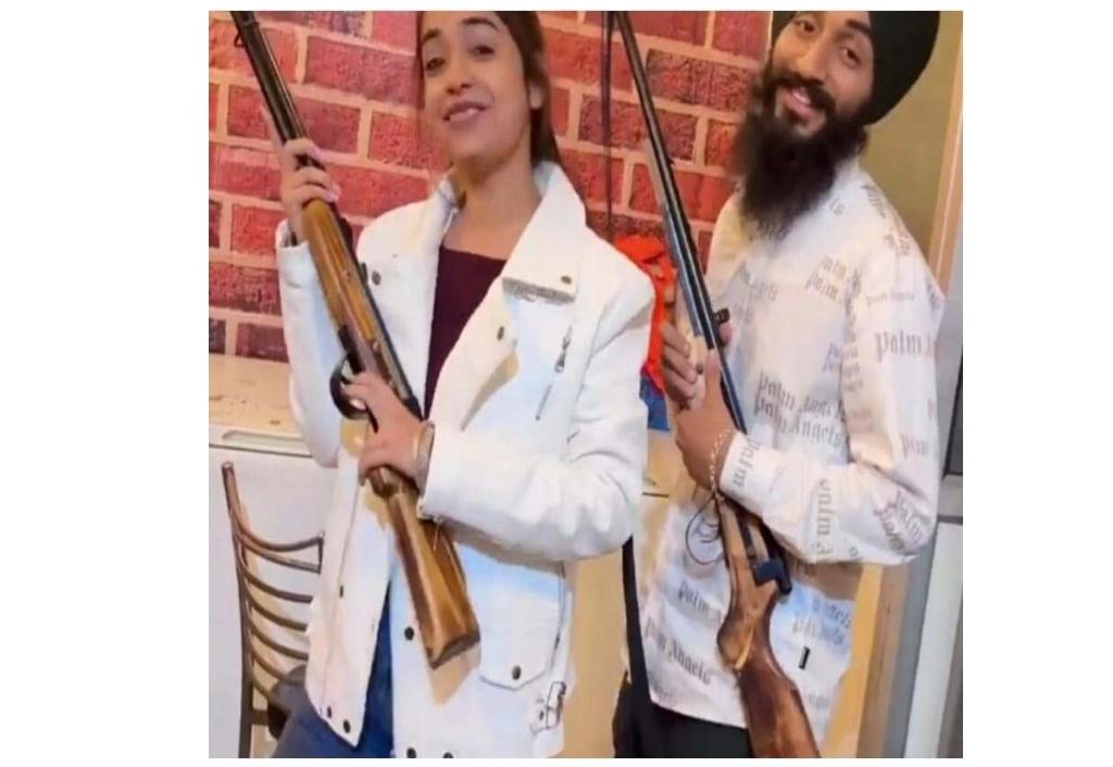 viral-kulhad-pizza-couple-booked-for-brandishing-guns
