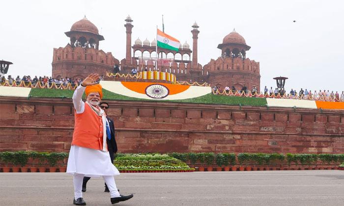 pm-modi-hoists-tricolor-for-12th-time-at-red-fort