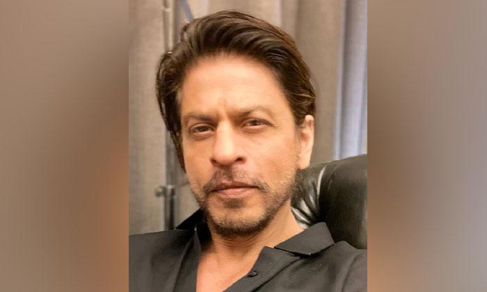 how-an-awards-moment-turned-hande-erçel-into-the-center-of-an-internet-storm